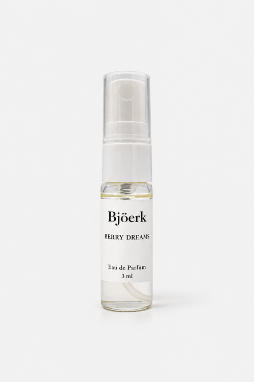 Bjöerk Berry Dreams parfymtester 3ml – inspirerad av Burberry Her. Bärig och blommig damparfym med jordgubbe, pion och svartvinbär. Prova gratis frakt.